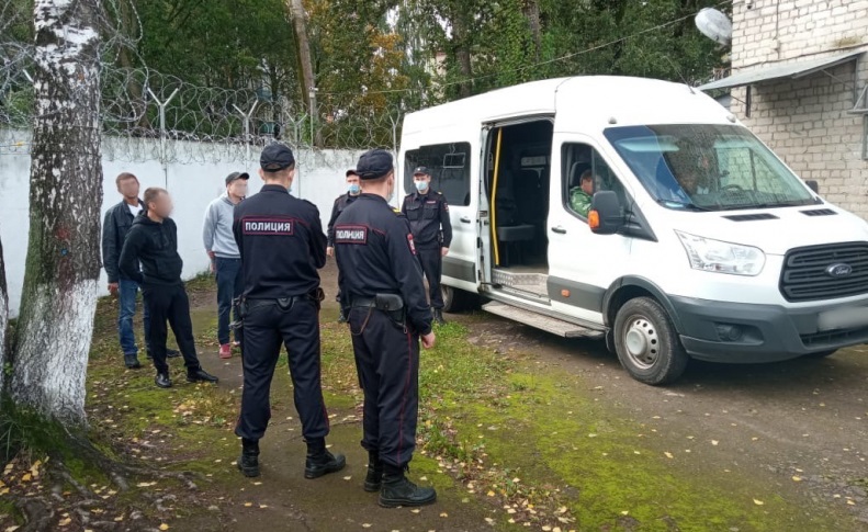 Костромские полицейские депортировали троих иностранцев