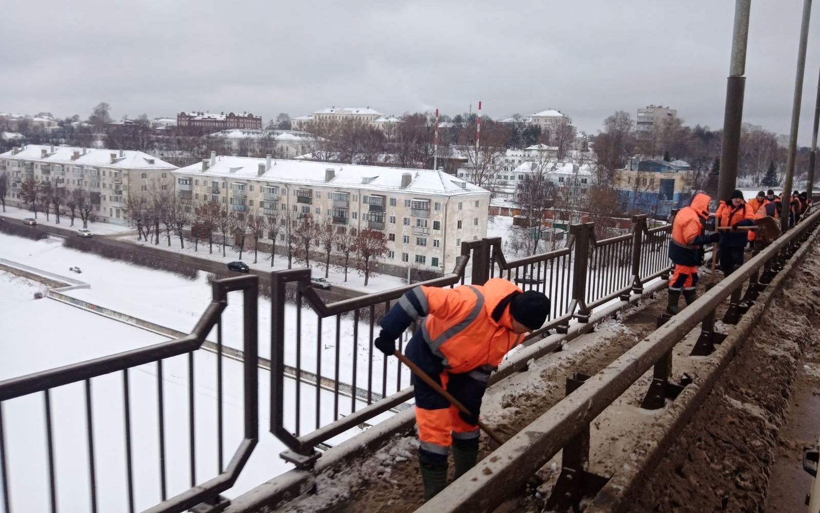 Дорожные службы Костромы активизируют борьбу со снежными завалами
