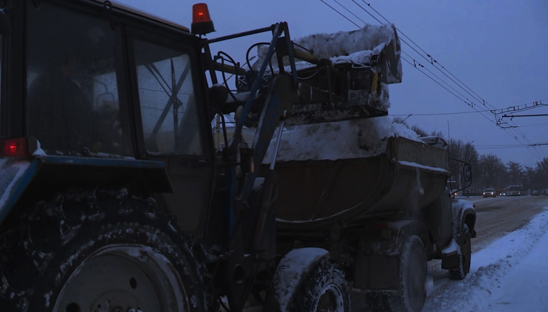 Почти двести «КамАЗов» снега вывезли за ночь с улиц Костромы
