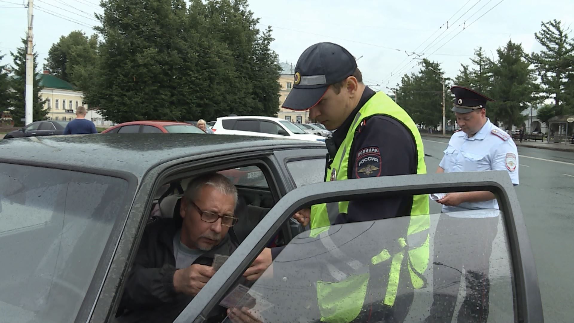В Костромской ГИБДД вновь призывают авто- и мотолюбителей ко взаимному уважению на дороге