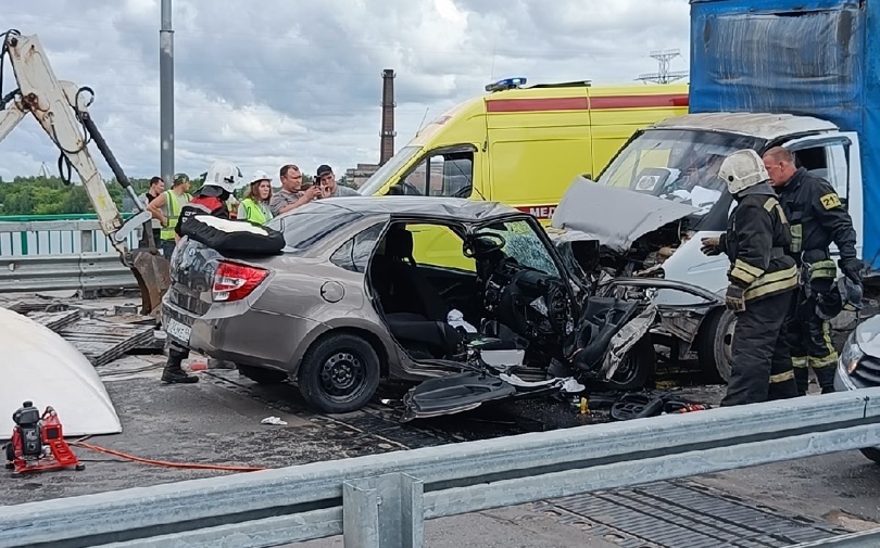 Три человека получили травмы в ДТП на мосту в Костроме