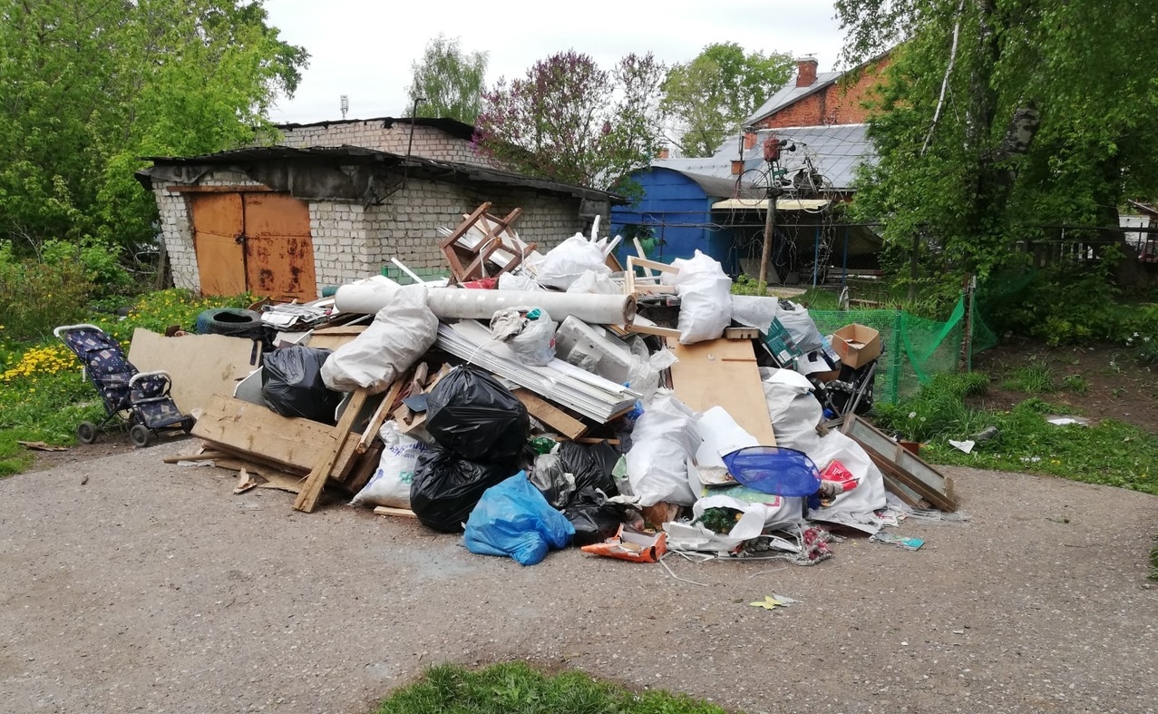Костромичи жалуются на гору мусора посреди двора