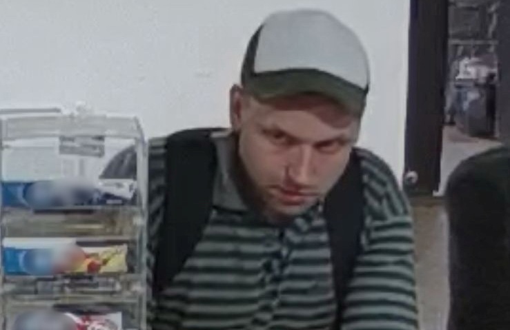 Полицейские ищут в Костроме мужчину в полосатой одежде