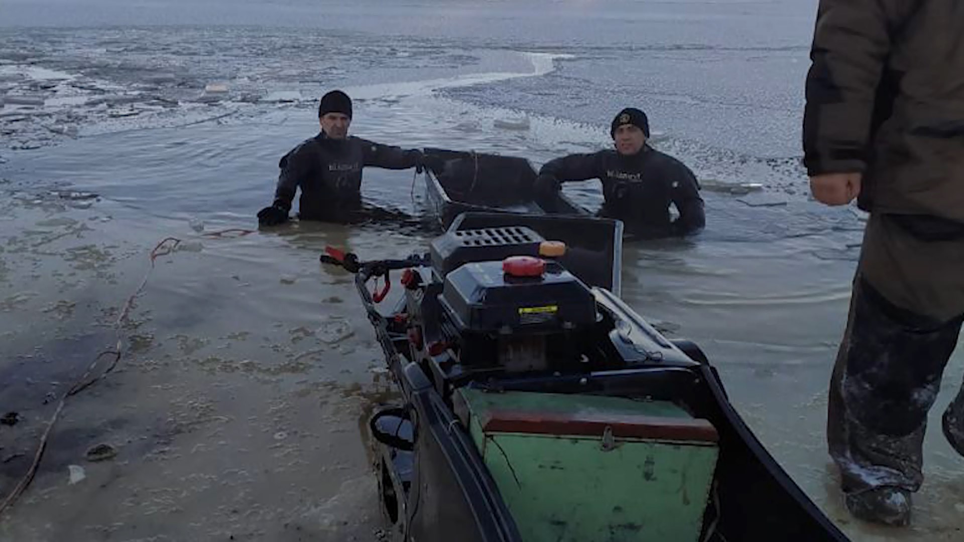 Под лед провалились трое костромских рыбаков