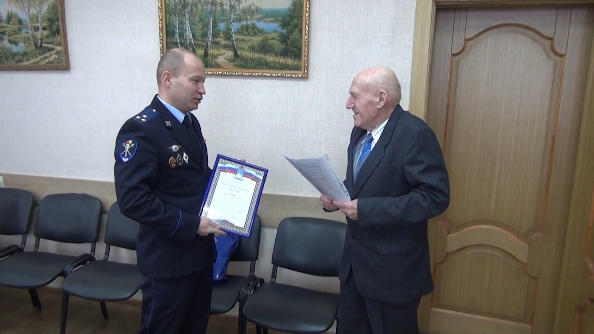 Полицейские поблагодарили костромского пенсионера за помощь в задержании пособника аферистов