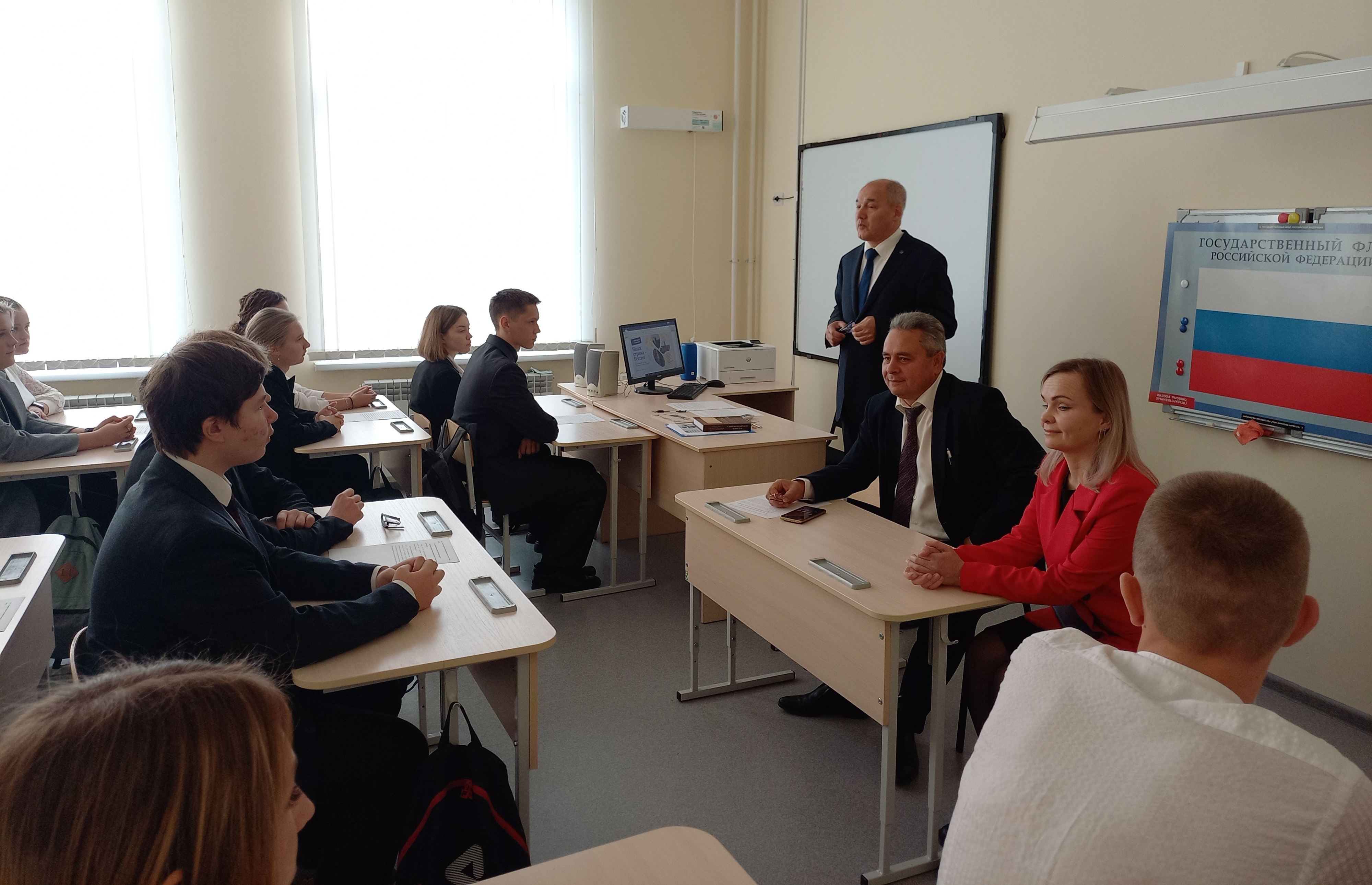 Костромской градоначальник Алексей Смирнов провел для школьников патриотический урок