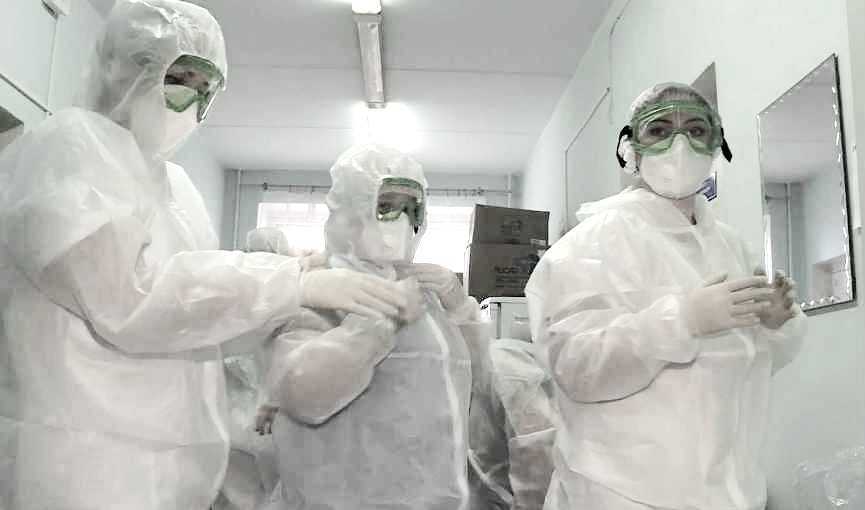33 заболевших. Люди в больнице в масках ГТРК НН.