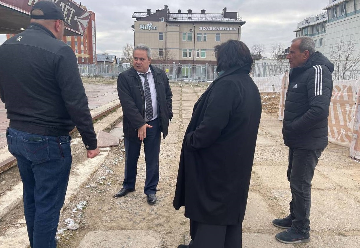 Костромской градоначальник проверил качество ремонта территории возле цирка