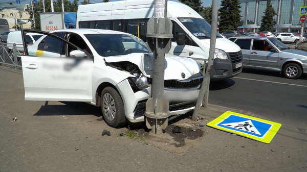Такси в Костроме умудрилось не разъехаться со столбом на тротуаре
