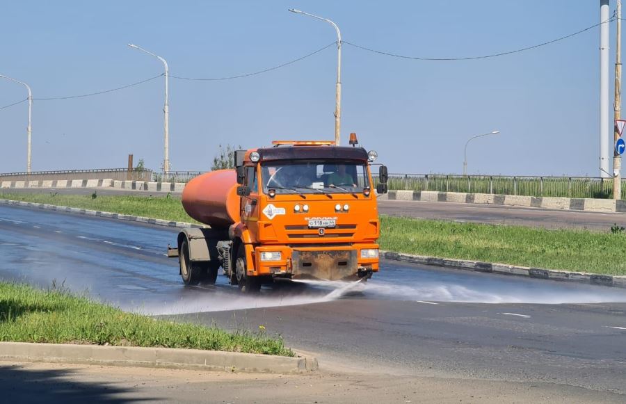 Остудить пыл асфальта на улицах Костромы помогают водомёты