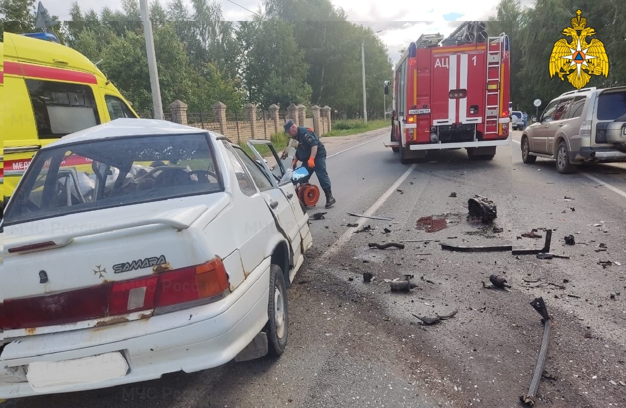 В страшной аварии под Костромой погиб водитель и пострадали женщина с ребенком