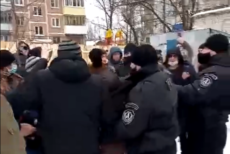 Конфликт вокруг стройки на улице Окружной в Костроме дошёл до потасовки