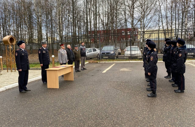 Девять молодых полицейских в Костроме приняли присягу