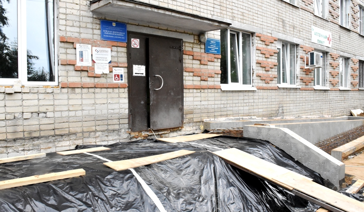 Капитальный ремонт поликлиники в костромском городе планируют завершить к концу лета