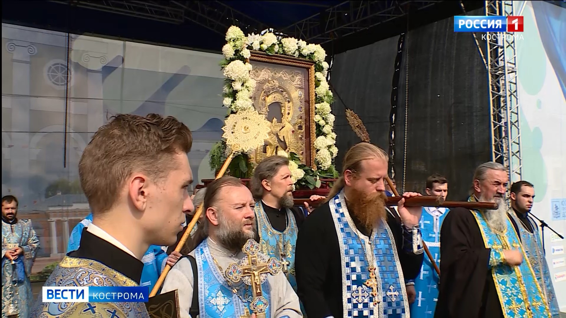 Сотни верующих костромичей прошли крестным ходом в честь Феодоровской иконы