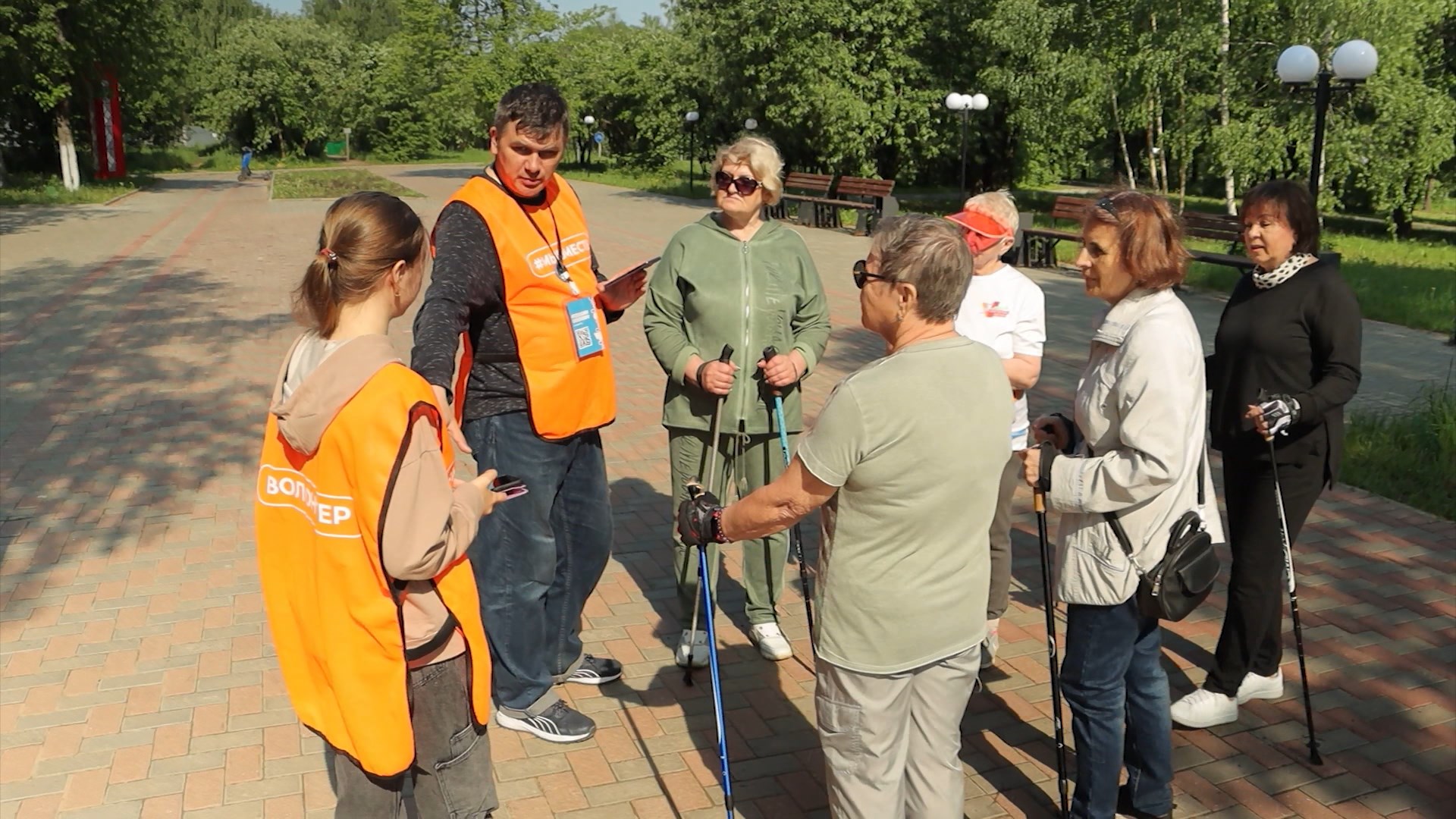 Волонтёры помогают костромским пенсионерам голосовать за объекты благоустройства
