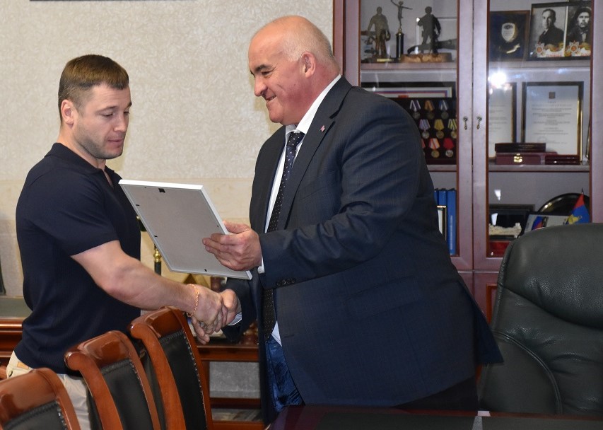 Костромич Олег Борисов получил благодарность Сергея Ситникова за развитие в регионе боевых искусств