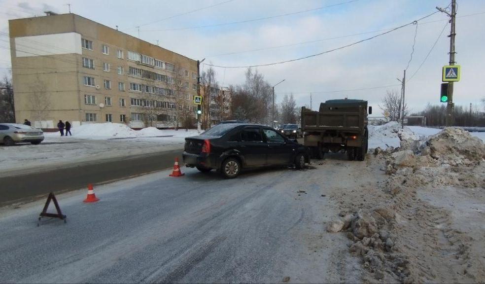 Грузовик не уступил дорогу в Костроме и подставил борт легковой машине