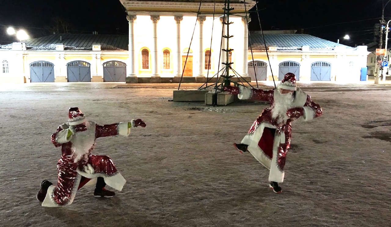Скучающие Деды Морозы куражатся у главной ёлки Костромы