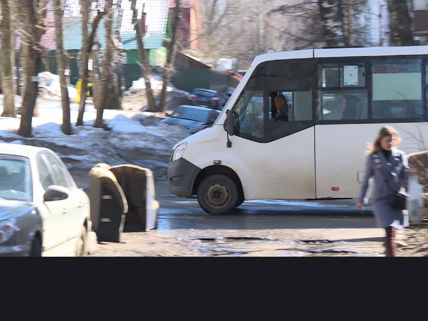 Автобус двор. Автобус во дворе. Голубой автобус во дворе. Фото автобус во дворе. Автобус во дворе СПБ.