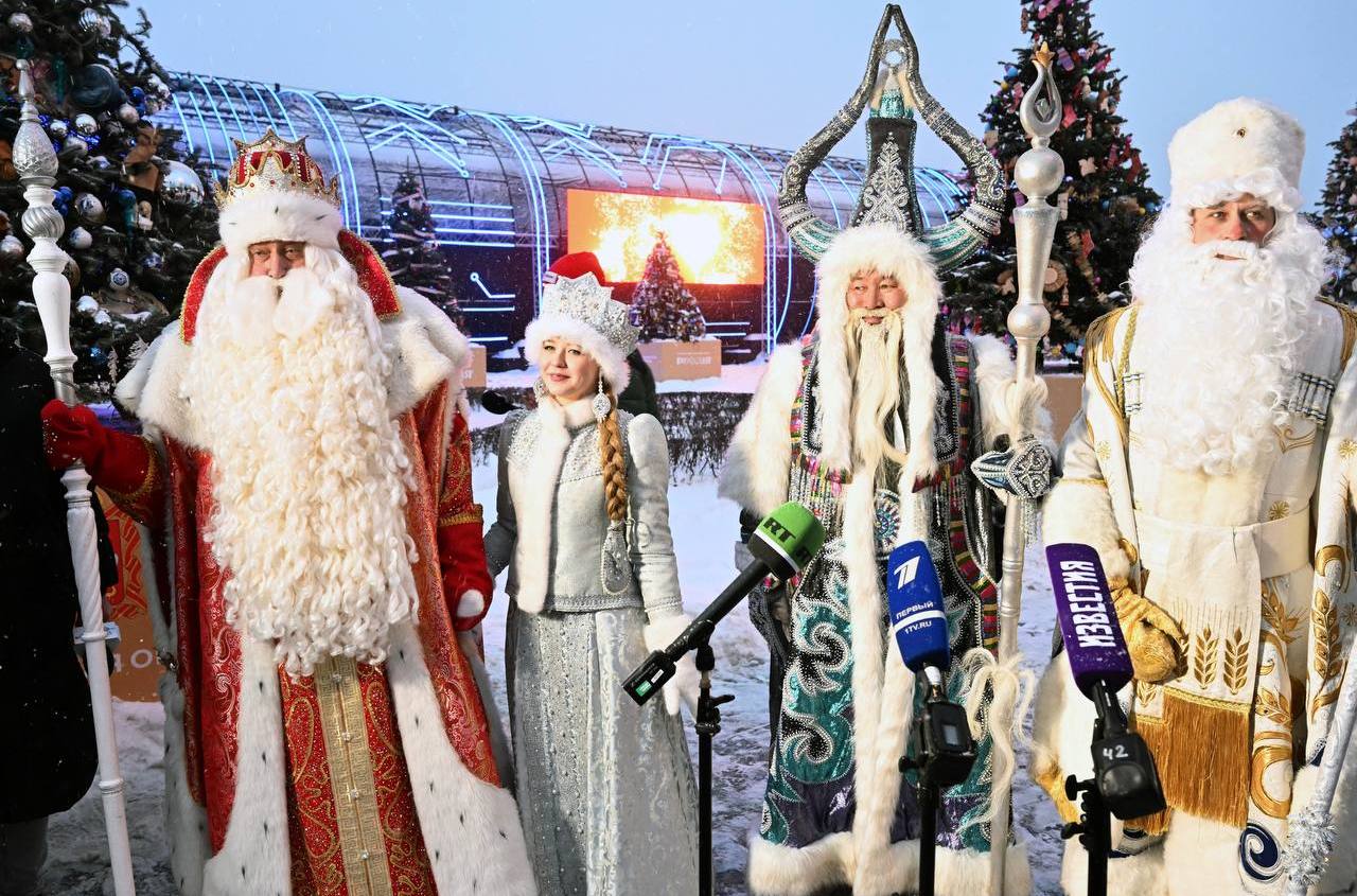 Снегурочка из Костромы помогла зажечь огни на новогодней аллее ВДНХ в Москве