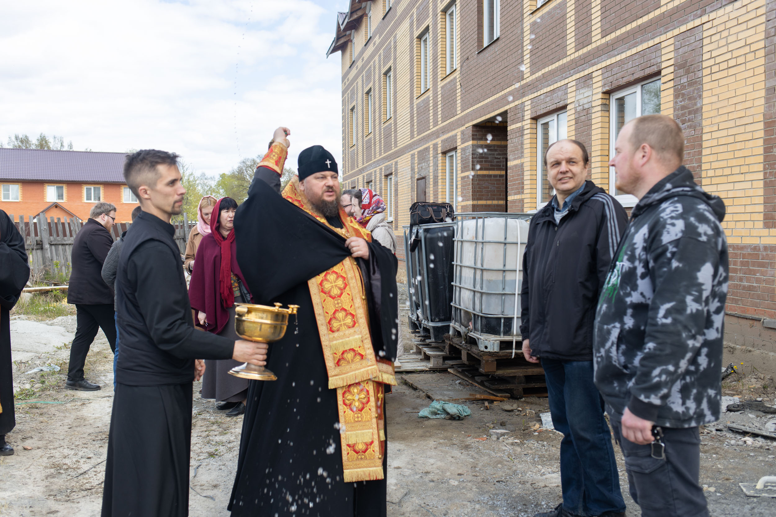 Митрополит Ферапонт окропил святой водой новое здание костромской ночлежки  | ГТРК «Кострома»