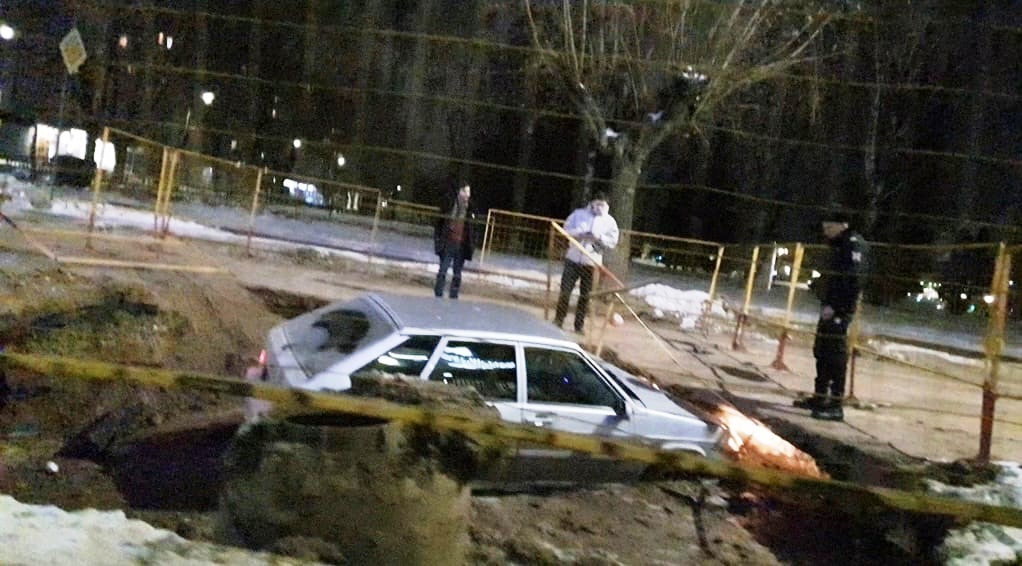 В коммунальный раскоп в центре Костромы провалились две машины
