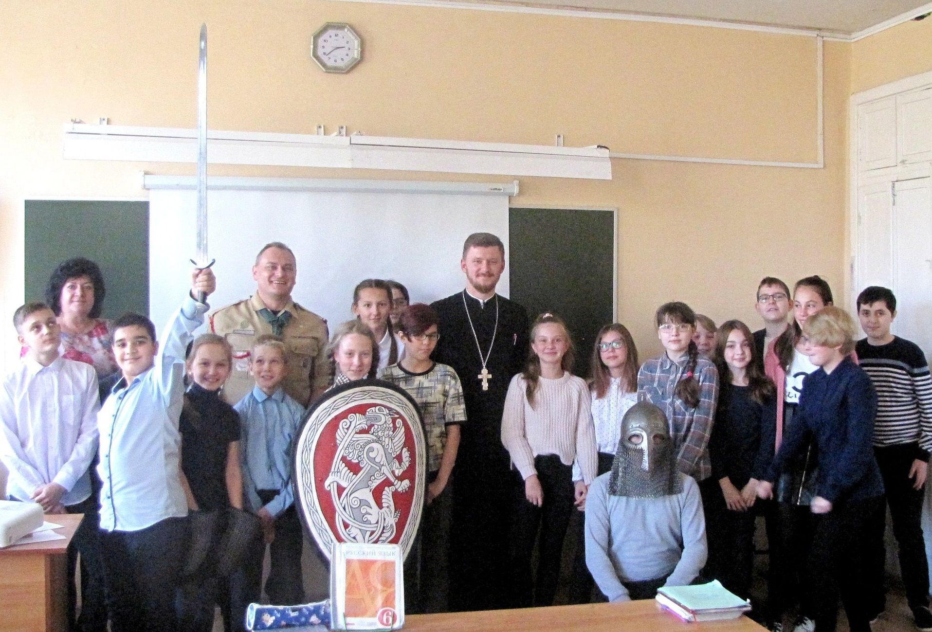 Костромские священники появились в школе с мечом