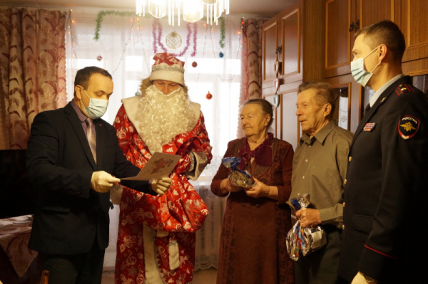 Полицейский Дед Мороз навестил костромских ветеранов МВД