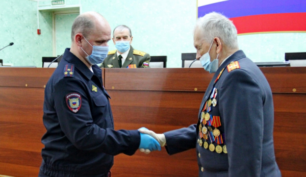 Главный полицейский Костромской области вручил медали ветеранам ОВД