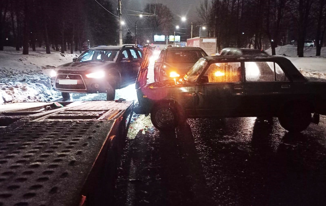 Пожилой водитель устроил тройное ДТП в костромском Заволжье