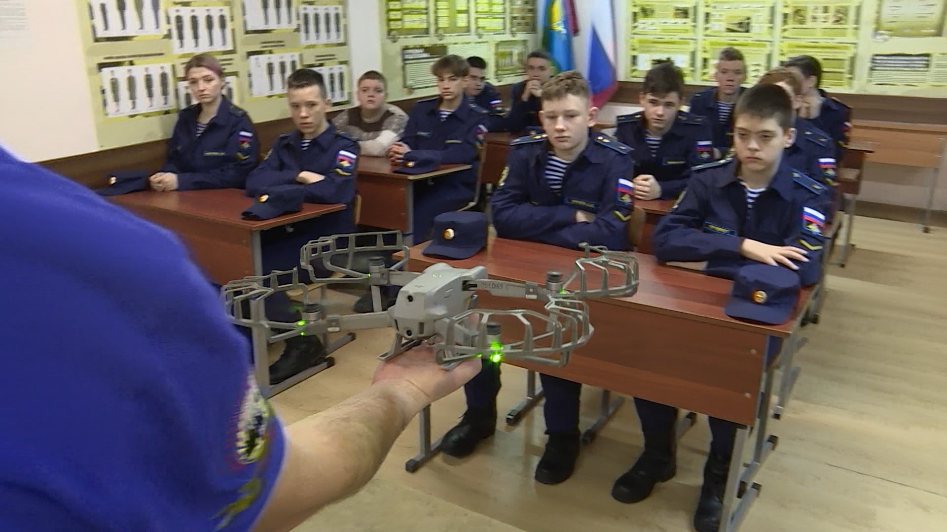 Школьники в Костроме стреляют в цифровом тире и учатся управлять квадрокоптером