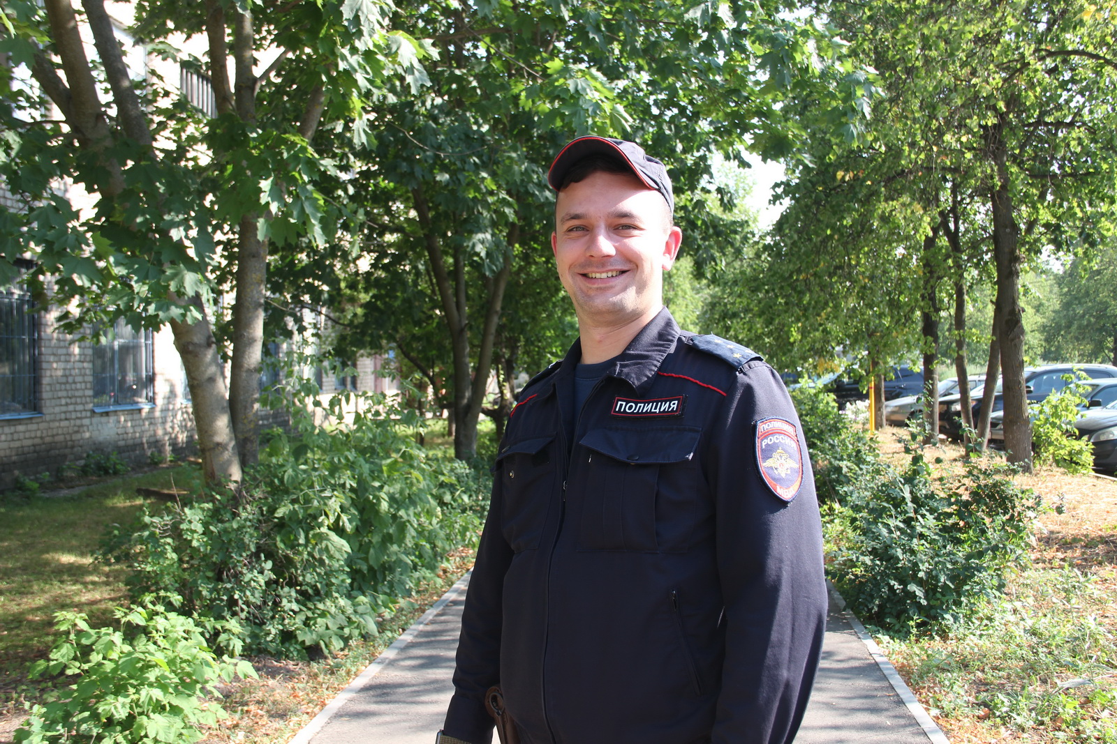 Внимательный полицейский в Костроме задержал у банкомата пособника аферистов с пачкой денег