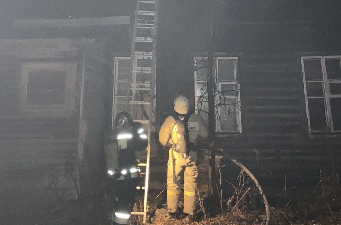 Огонь уничтожил в Костромской области дом, где жили 8 детей