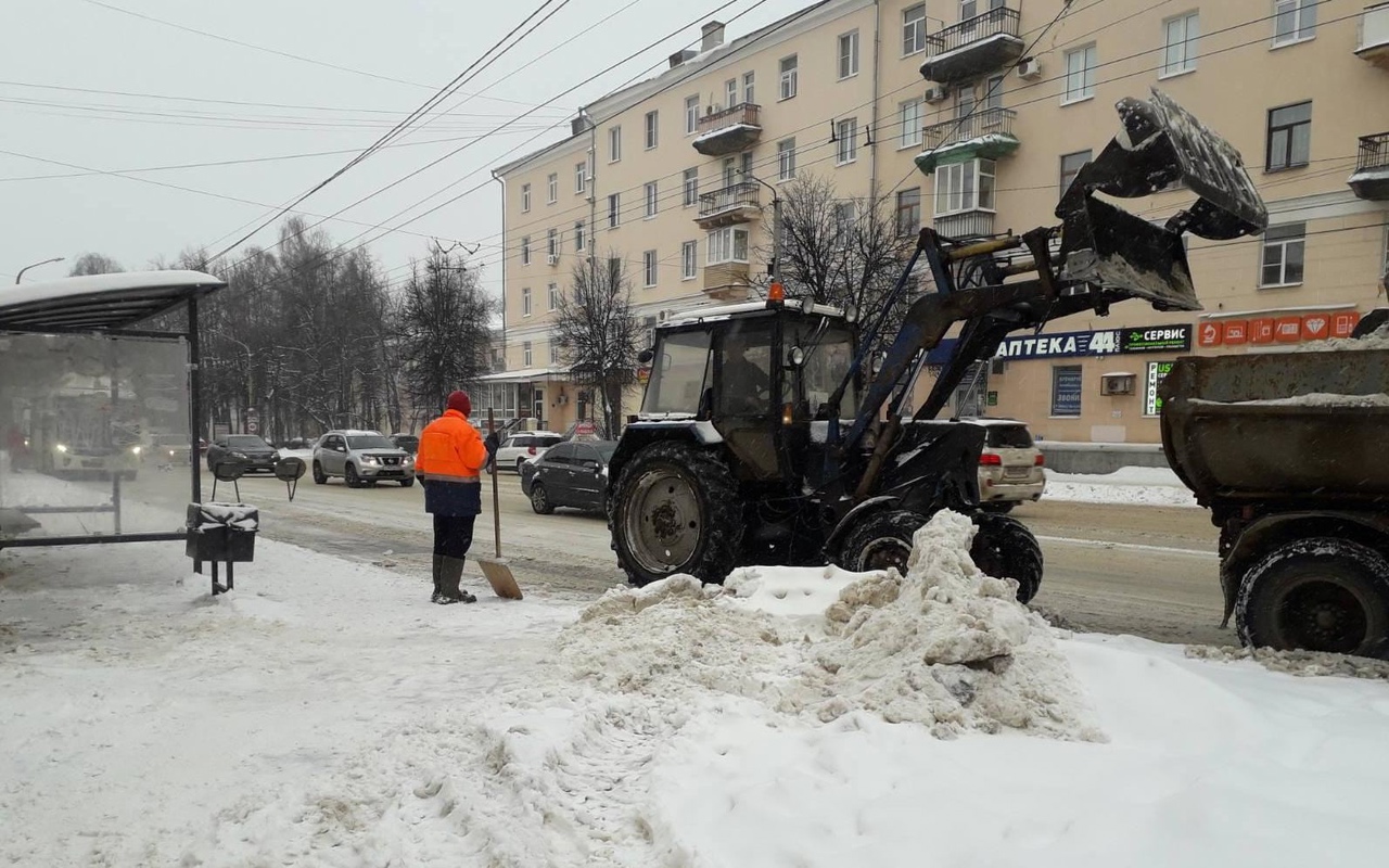 Для ликвидации последствий снегопада на дороги Костромы и области ночью вышло 100 единиц техники