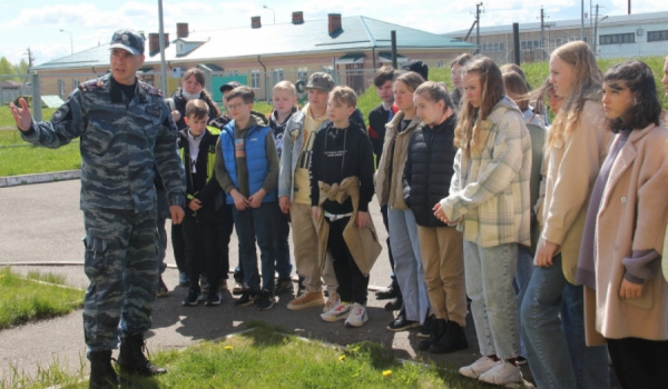 Школьников в Костроме познакомили с работой полицейских собак