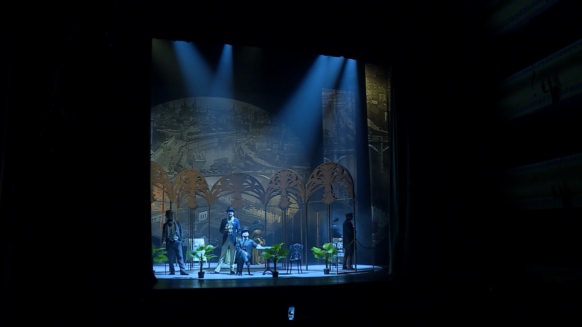 Костромской драмтеатр представил премьеру спектакля «Бешеные деньги»