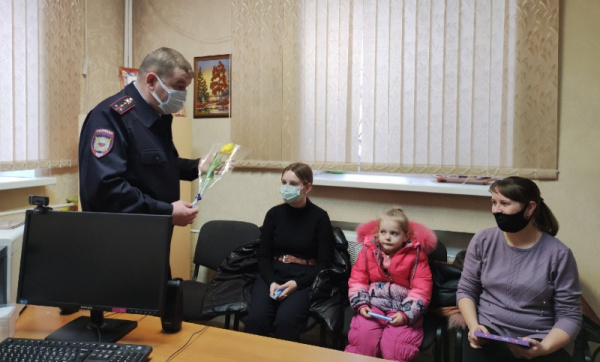 Полицейские костромского города помогли женщинам из Донбасса