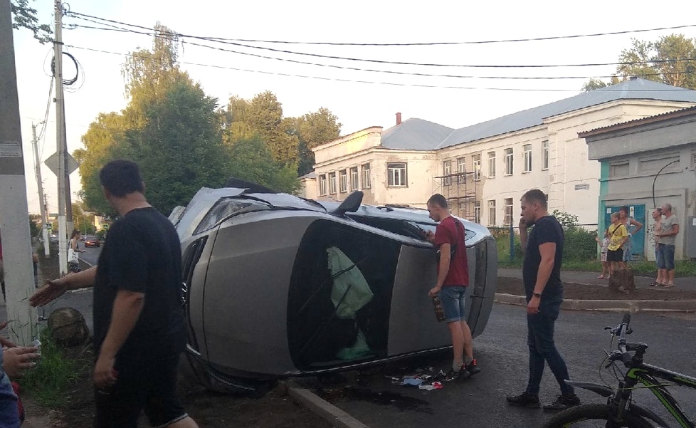В аварии в костромском Заволжье перевернулась иномарка