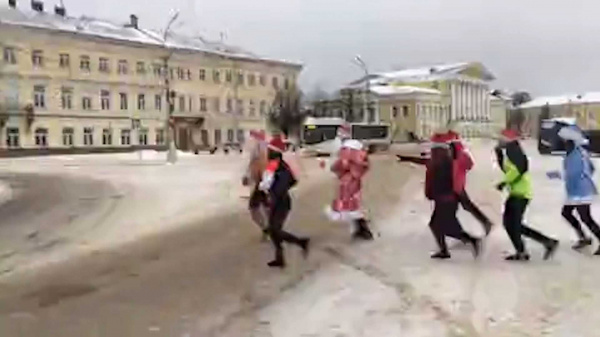 2021 метр пробежали Деды Морозы 1 января по улицам Костромы