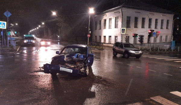 Три человека госпитализировали после пьяной аварии в Костроме