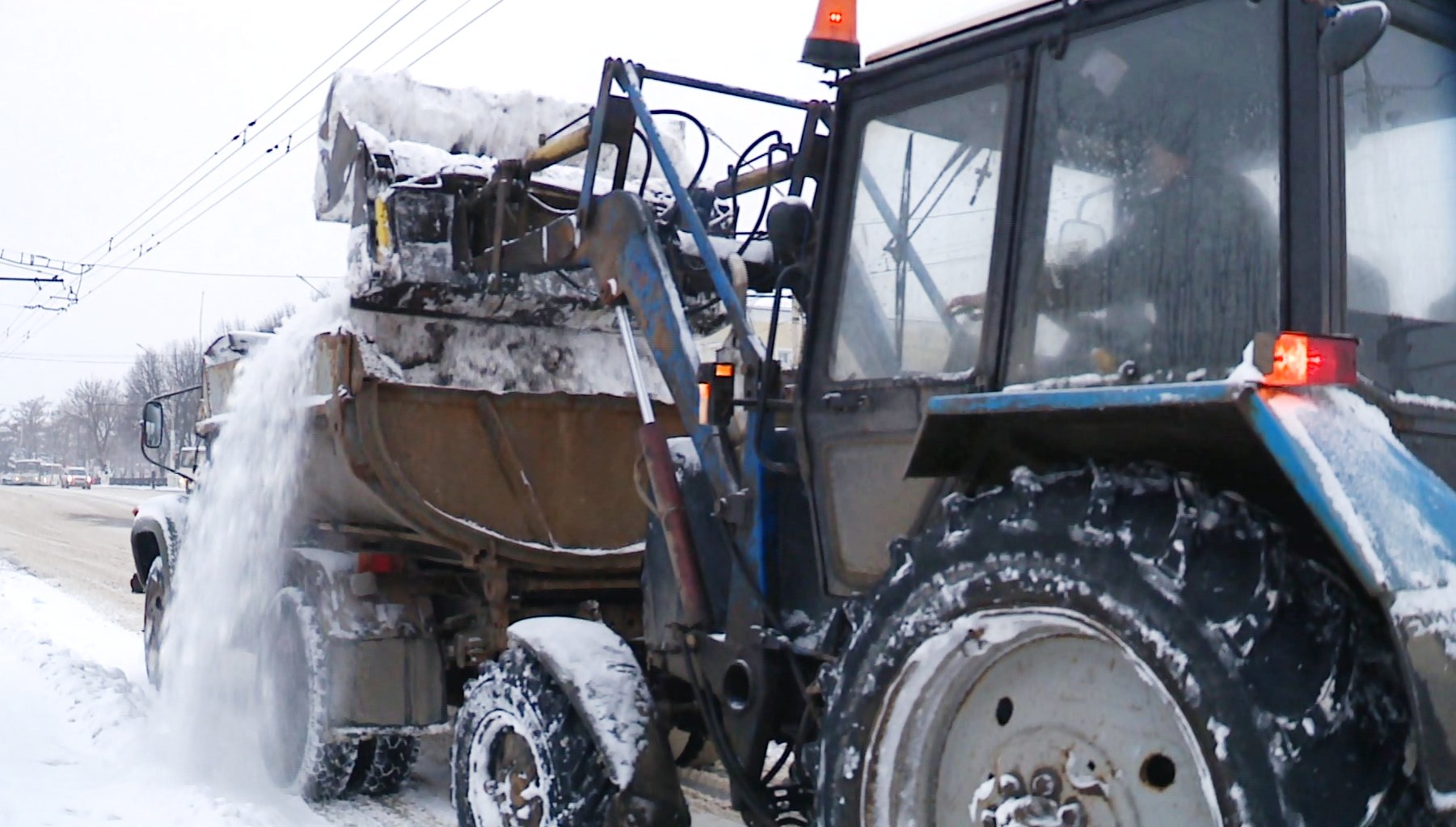 Треть нормы за три дня: снег с костромских дорог эвакуируют тысячами кубов
