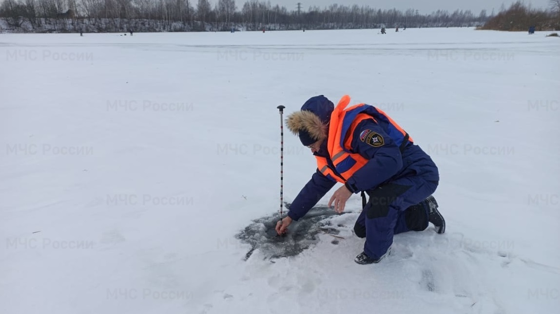 Более-менее безопасный лёд появился только на костромских озерах и прудах