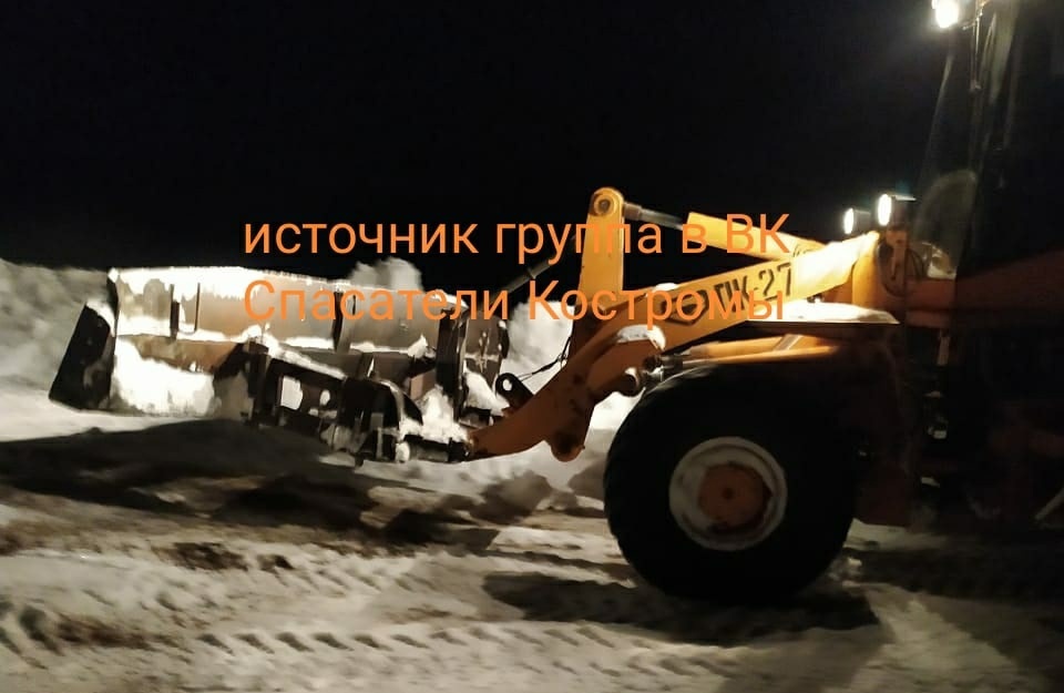 Костромские спасатели вызволили из снежного плена автомобиль с семьей из четырех человек