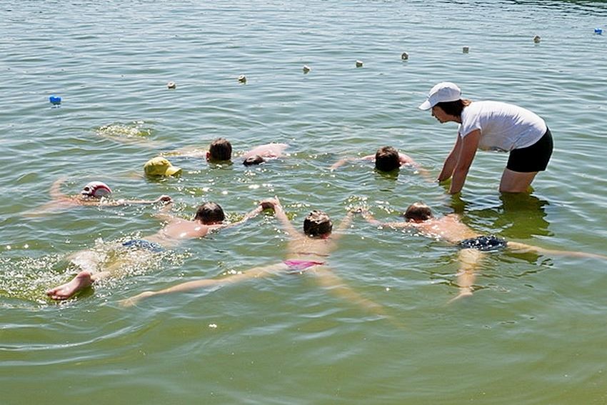 Четыре тысячи костромских детей за лето научились держаться на воде