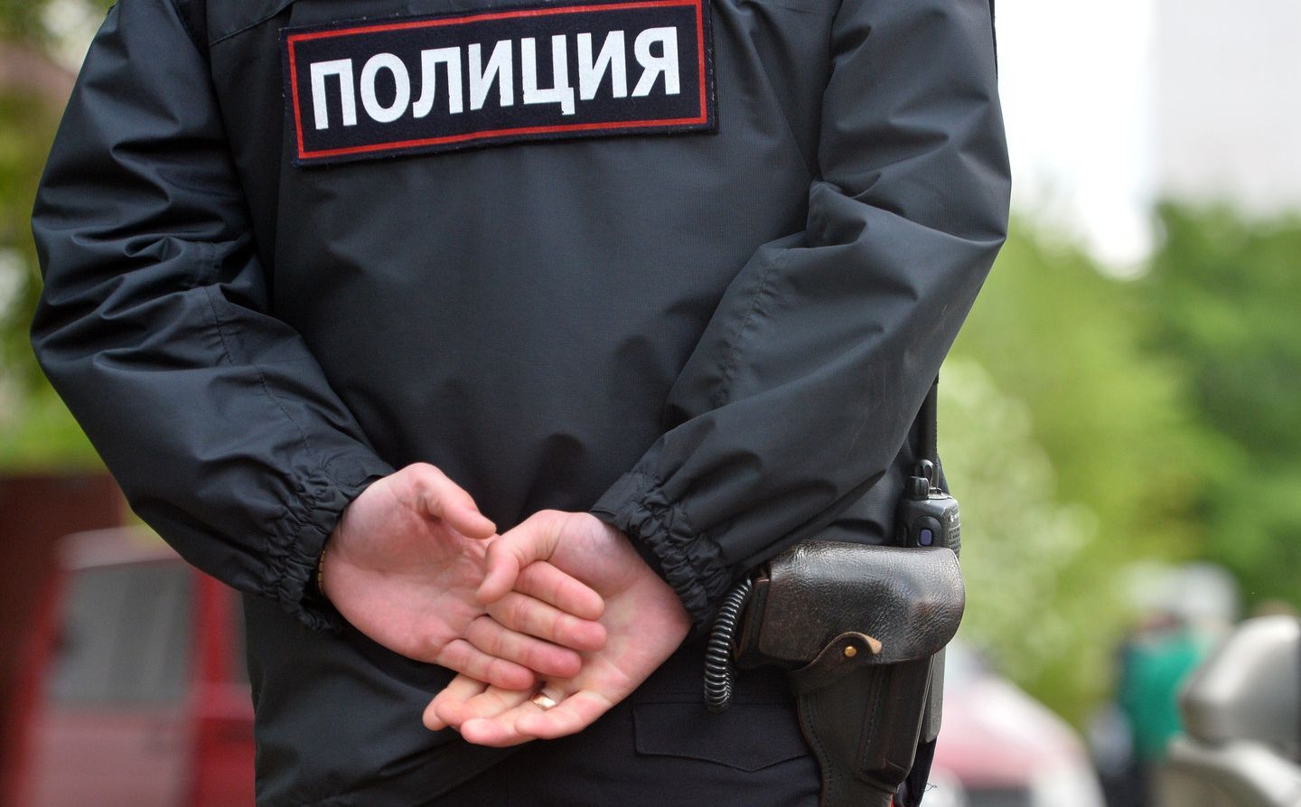 Женщина подняла на костромского полицейского руку и ногу