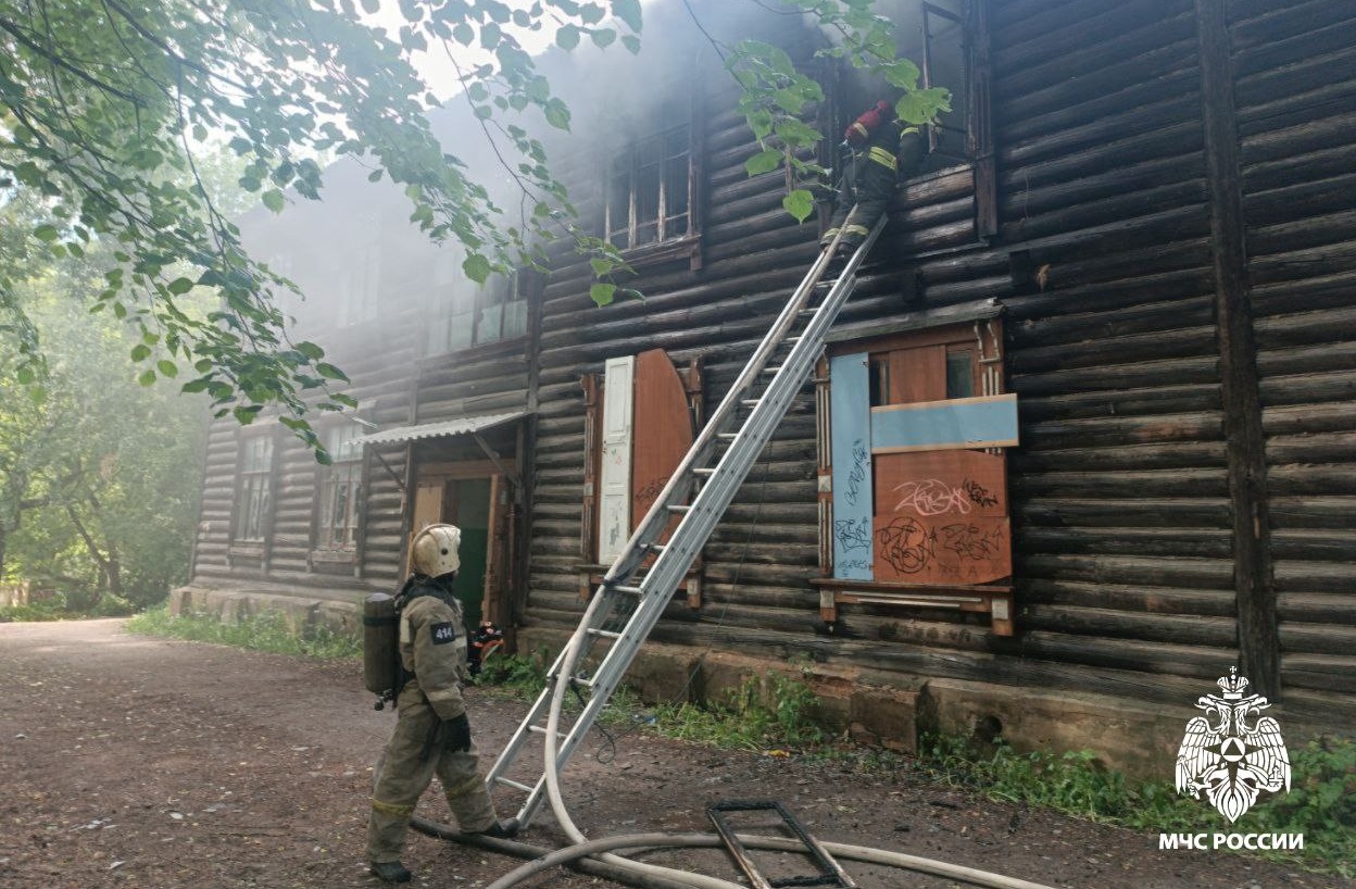 Развалины старого дома загорелись близ главной улицы Костромы | ГТРК « Кострома»