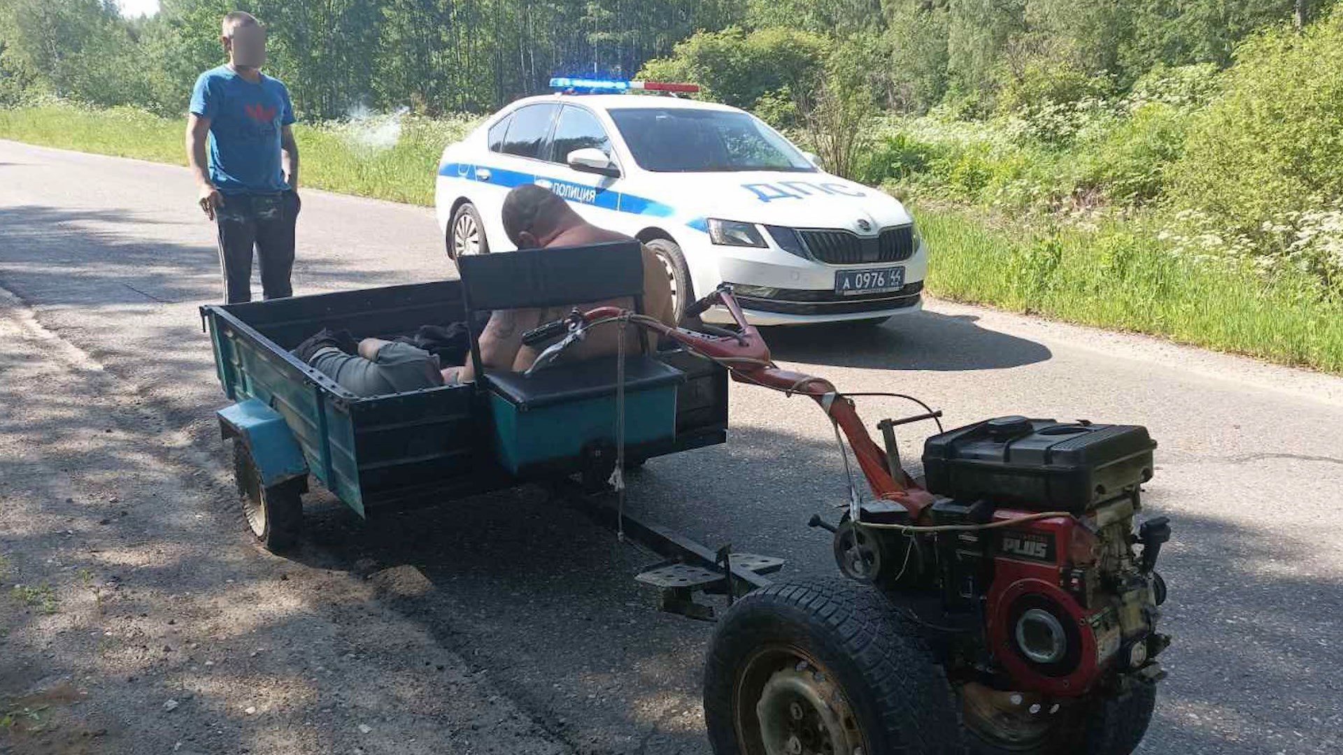 Полицейские под Костромой поймали «пьяный» мотоблок по дороге на кладбище