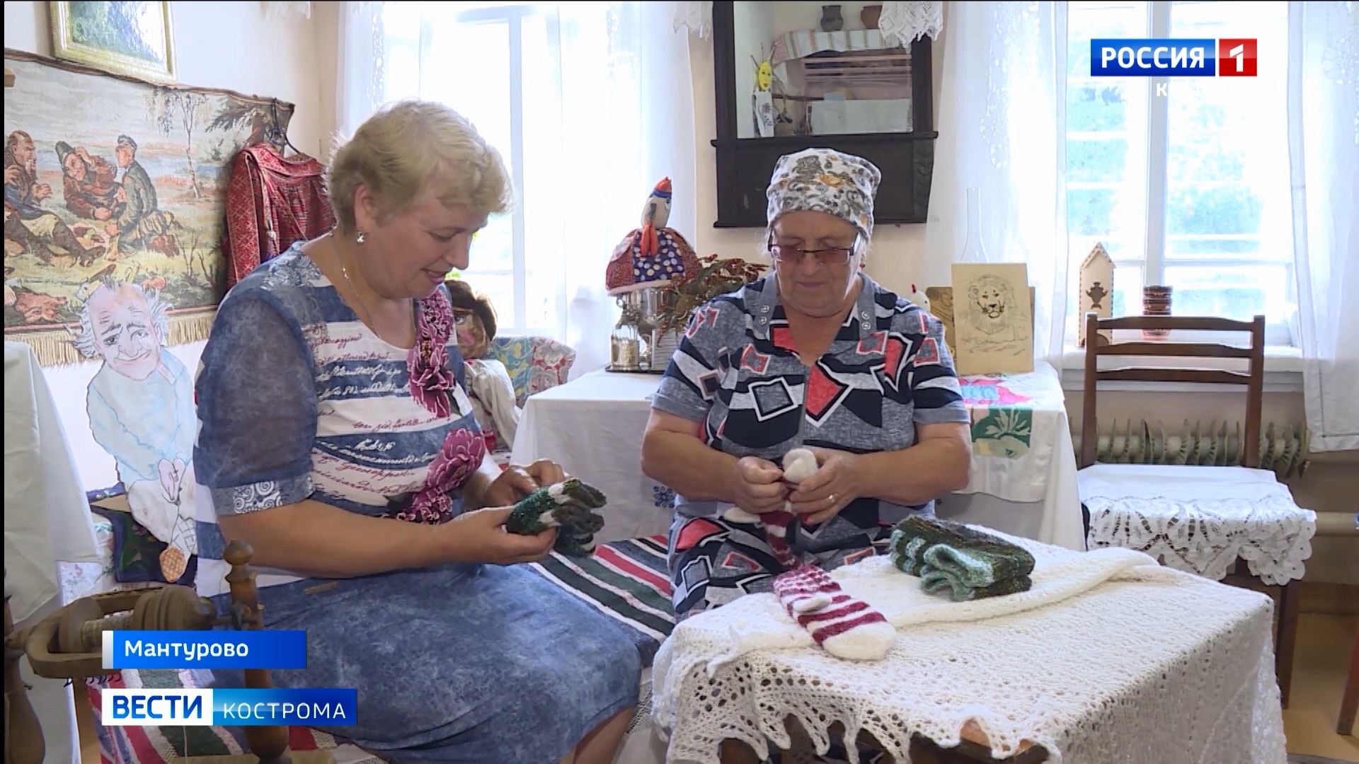Мастерицы из Костромской области вяжут носки и шапочки для жителей Донбасса