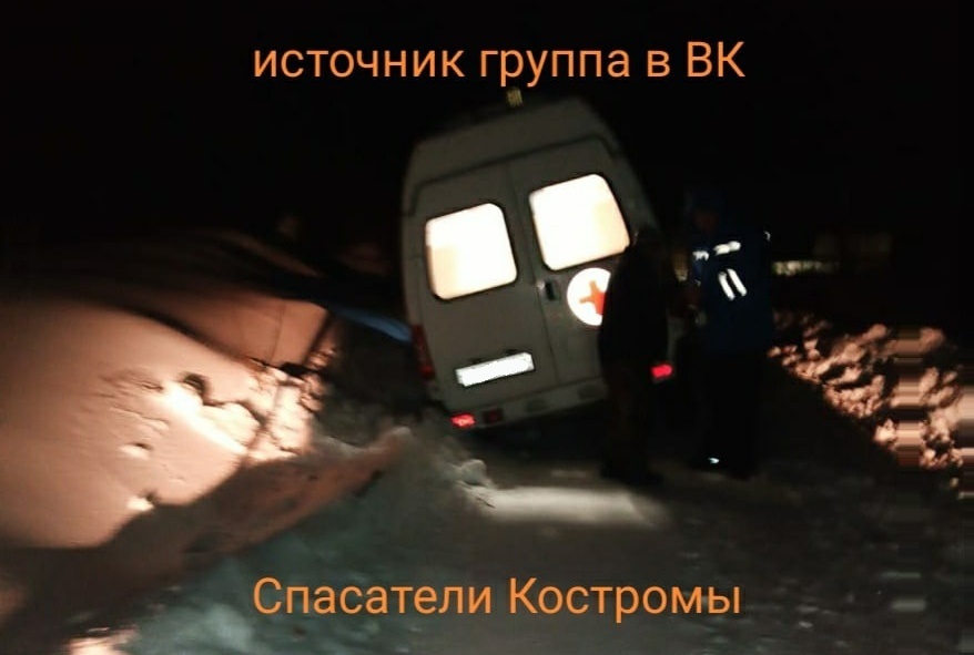 Костромские спасатели вытащили из снежного плена машину «Скорой помощи»